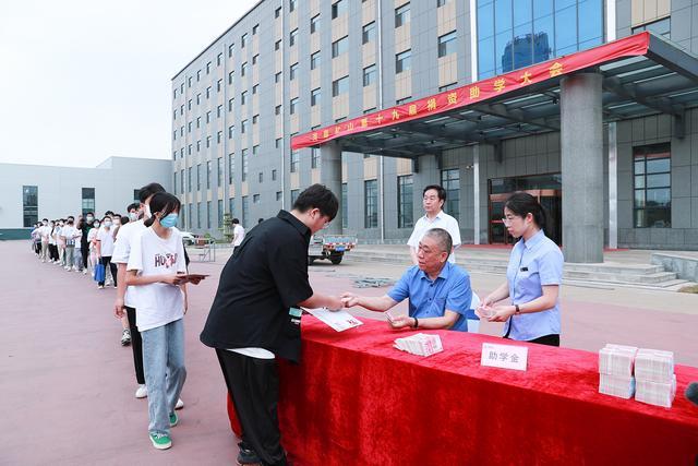 河南这位老板又“撒”钱了！连续19年资助4000多学子3200多万元