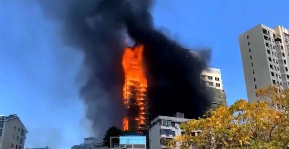 湖南衡阳一建筑工地突然起火，现场烟雾缭绕！起火原因不明！