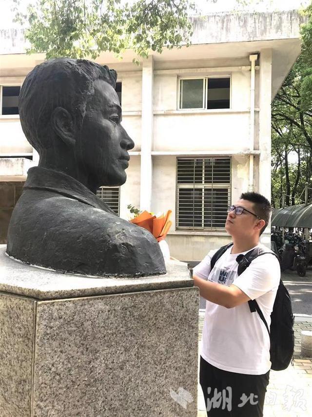 31岁研究生考入已逝父亲的母校 报到首日，他在地大一尊雕像前献上一束花