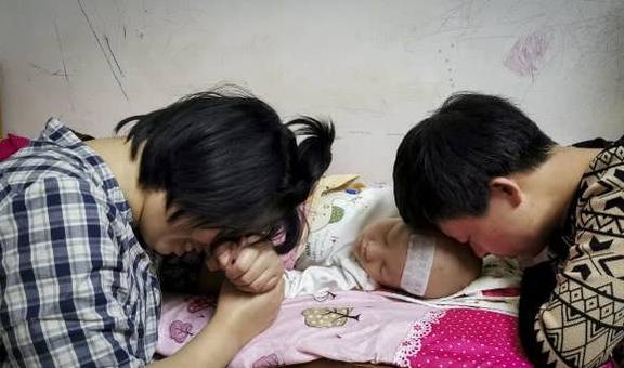 女孩怀孕不顾家人反对嫁苦命小伙，随着孩子长大，小伙发现命更苦