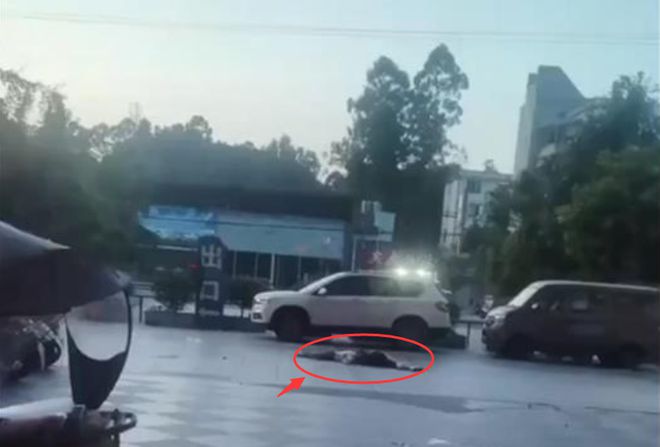 四川乐山一年轻女子疑跳楼砸中路人，2人均已身亡，殡仪馆回应了