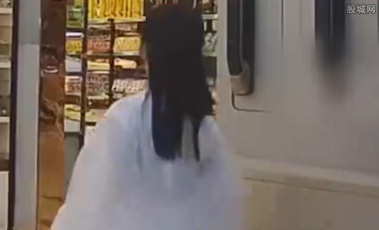 大爷质问家长为何给孩子穿汉服 妈妈怒怼获得点赞！