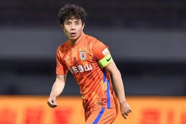 蒿俊闵向大连人毛遂自荐，广州恒大是潜在下家，他能回归鲁能吗？