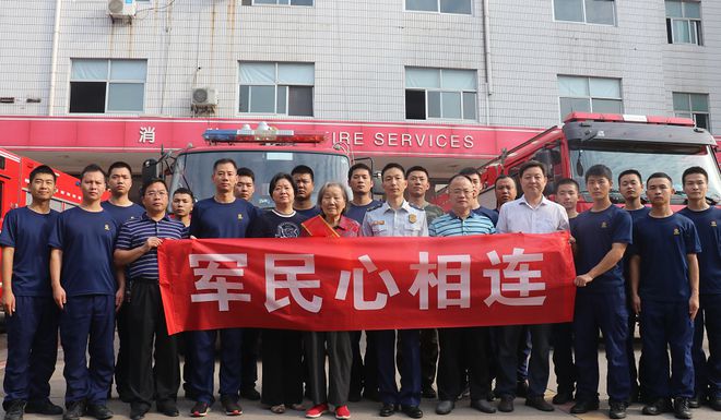 泪奔！为了他们，91岁老奶奶缝制百双鞋垫表心意