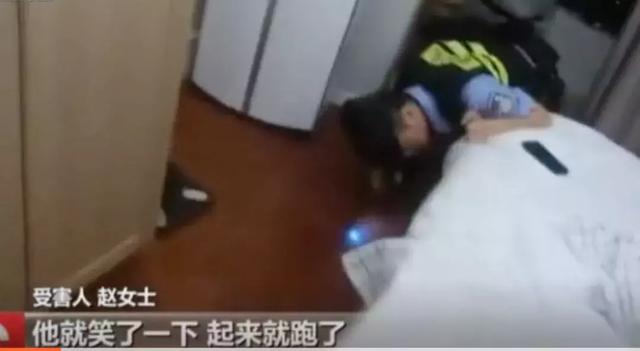 惊魂！凌晨2点，独居女孩发现床底下有个陌生男子对着她笑