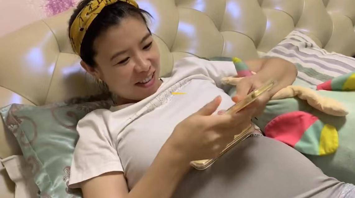婆婆没时间伺候月子送媳妇金条，网友：让我在月子里伺候婆婆都行
