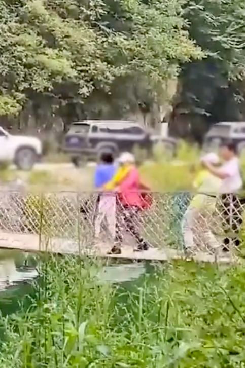 5旬大妈站吊桥拍视频恶意摇晃半小时 网友：想踹一脚