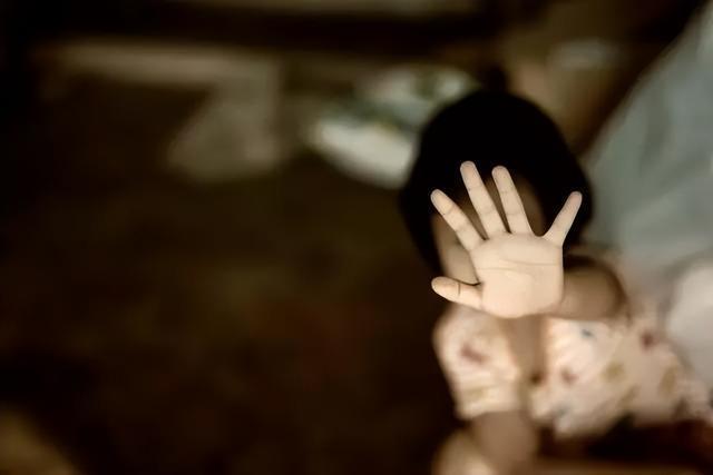 9岁少女被父亲侵犯，为保护妹妹选择报警，父亲：只是给她换衣服