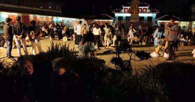 深夜连线｜大理发生6.4级地震，开客栈的杭州老板说，连续几天震，今晚最强烈