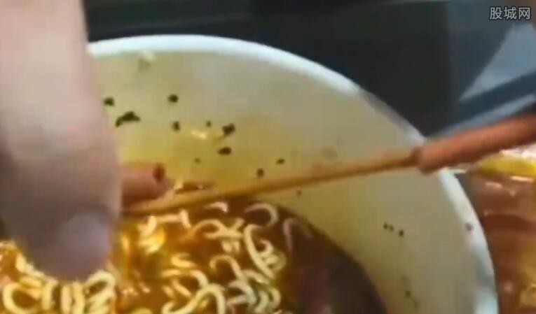 男子啃鸭腿发现是木棍拼骨 以后也不敢吃了！