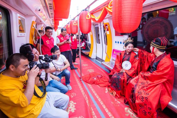 新人携手坐地铁参加婚礼是怎么回事，关于新人携手坐地铁参加婚礼可以吗的新消息。