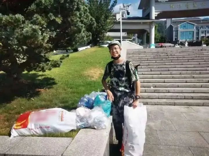 军训七天，他为奶奶准备了满满四麻袋“礼物”！