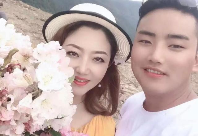96年小伙娶79年二婚老婆，声称是真爱不为钱，网友：过十年再看看