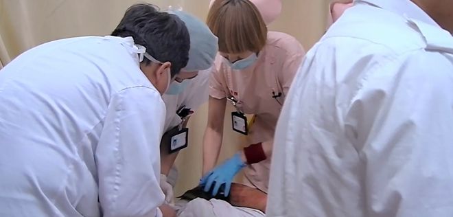 夫妻二人出车祸，丈夫短暂失忆却一直守护，妻子却大口吐血