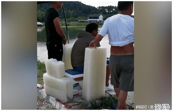 自助降温！男子自带冰块围一圈坐河边钓鱼