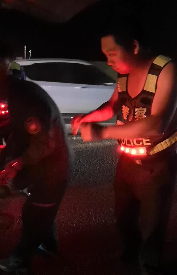 六旬老人骑三轮被撞伤倒地，辅警脱衣盖伤员 赤膊救助