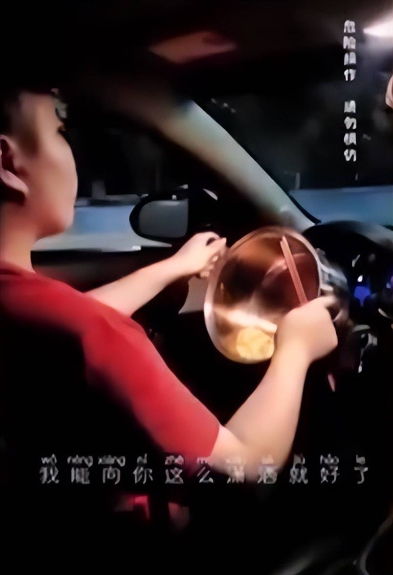 男子把煮面锅改装成方向盘，边开车边煮泡面