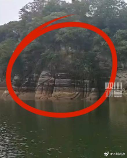 四川一水下坐佛露真身