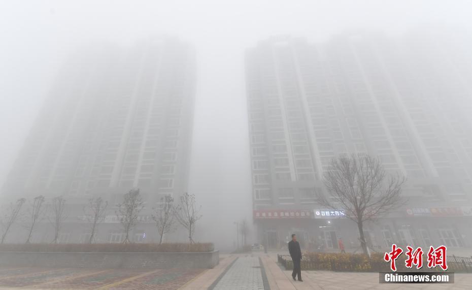 乌鲁木齐浓雾弥漫 高层楼宇被“吞噬”