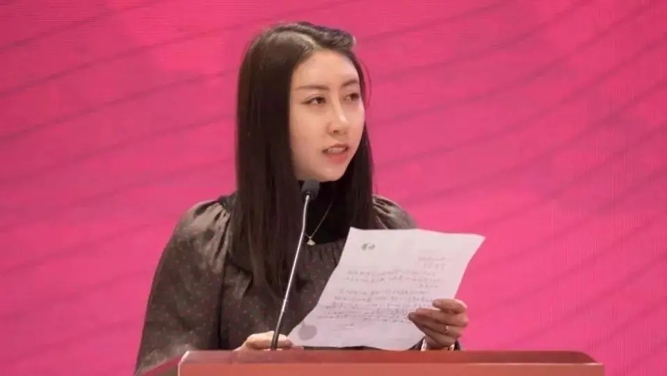 美女作家被骂上热搜，引起网友群嘲：跟贾平凹有什么关系？