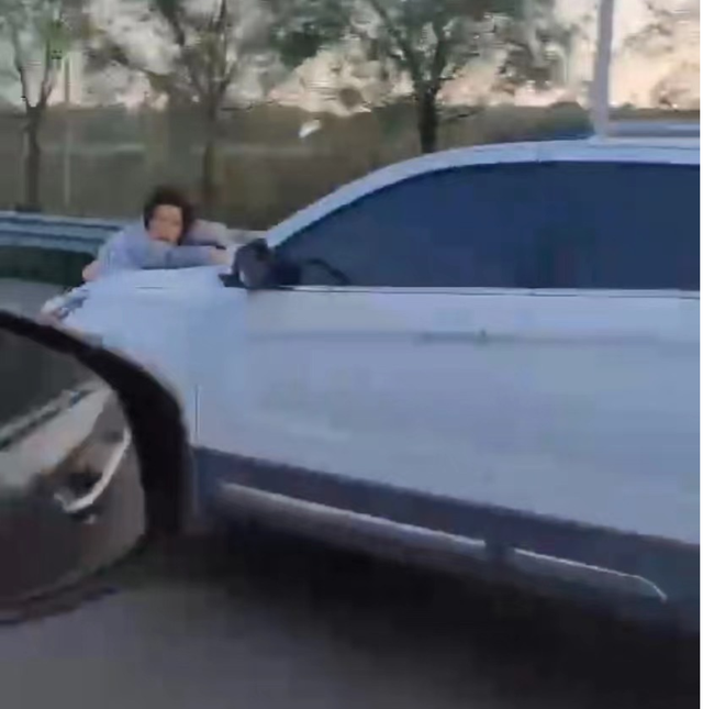 缉私队员被车撞拖行离世 肇事者落网