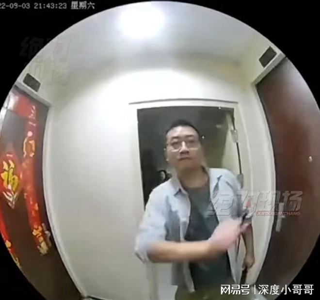 夺命3分钟！深夜10点男子持刀狂砍居民房门，居家也不安全了！