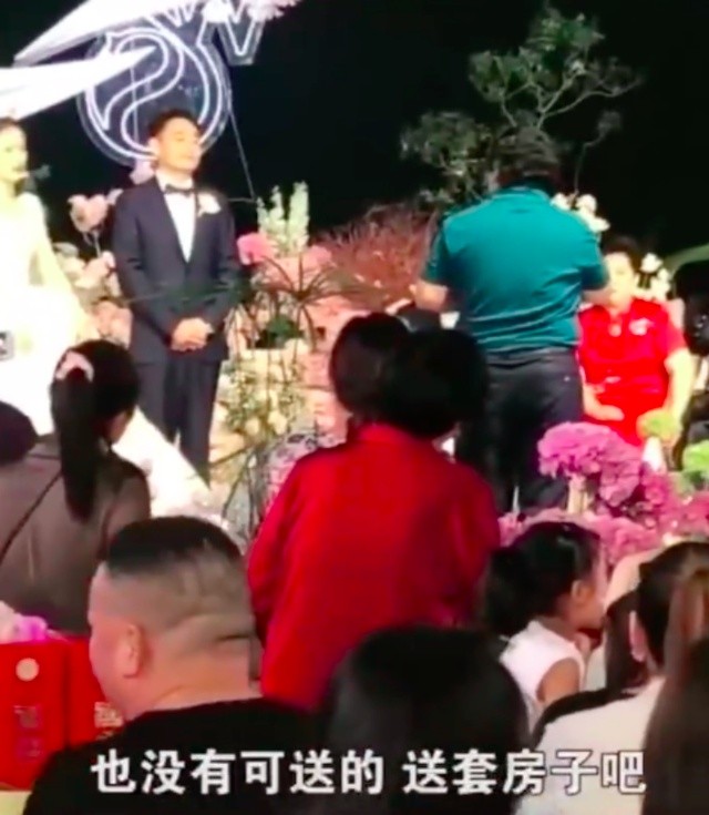 新人婚礼舅舅现场递上房本：我是做房地产的，没什么好送的，就送一套房吧
