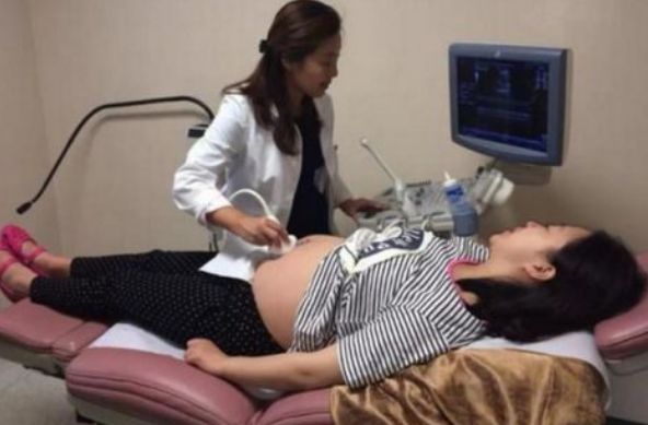 48岁高龄产妇赌气追生四胎，孩子出生后，婆婆说扔了吧