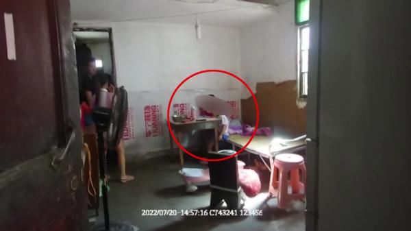 抓捕现场，他们突然收起证件，集体“说谎”