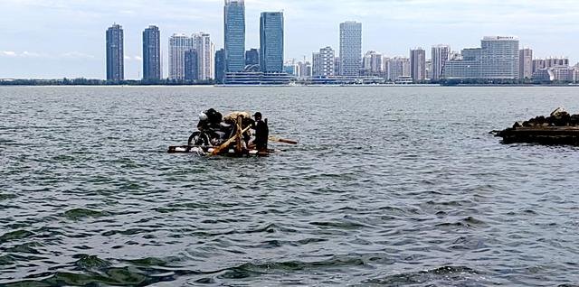 男子自制木筏欲横渡琼州海峡 警方拦截制止