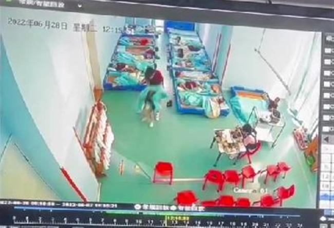 蒙头、打屁股、抱摔！湖南一幼师抱摔3岁男童被拘