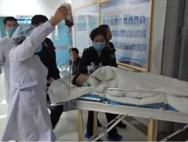 心痛！父亲再婚后，5岁男孩被全家轮流殴打虐待，因器官衰竭致死