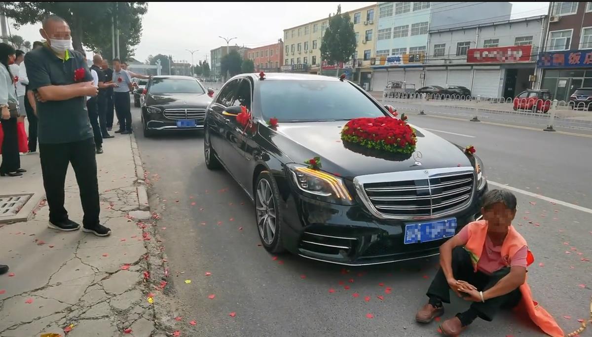 接亲礼花散落一地，环卫工拦婚车不让走！目击者：接亲人最后扫干净了