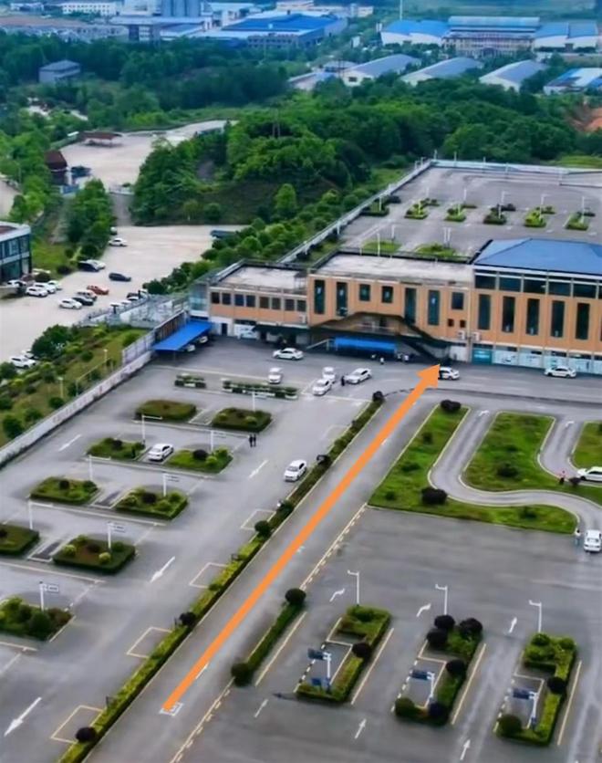 学员考试时驾车撞穿墙壁，工作人员：考场运行未受影响
