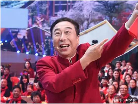 董路回呛冯巩嘲讽国足：提醒下老艺术家，女足也吃海参，到底谁蹭谁