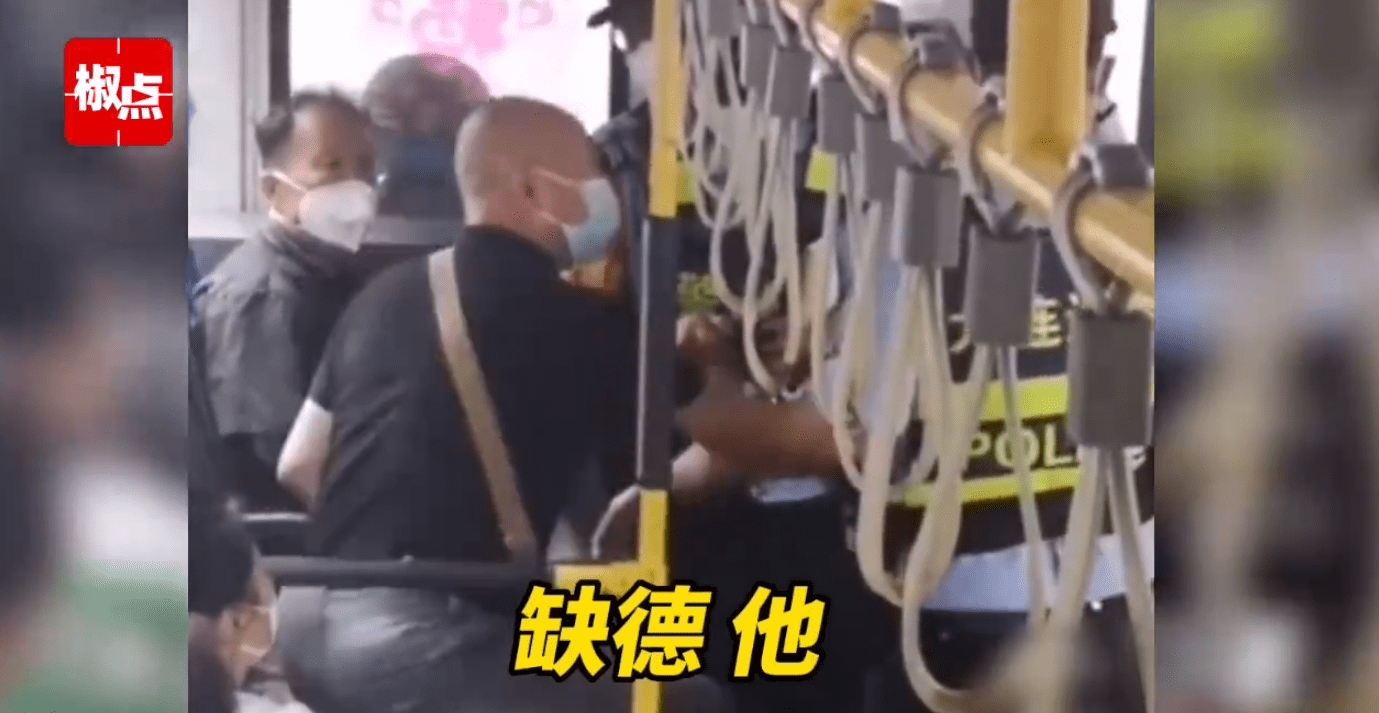 大连一男子坐公交没戴N95口罩引众怒：被乘客骂缺德 随后被民警带下车