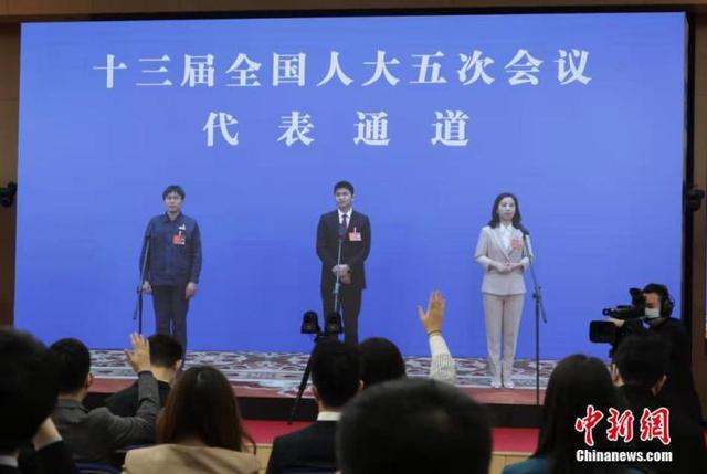代表通道里，基层声音折射民生之变