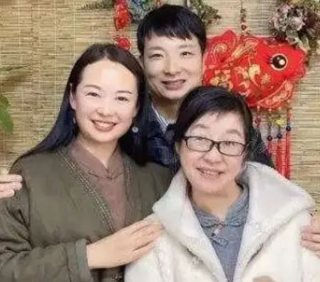 杨槠策为挽回余秀华下狠手，猛抽自己100多个耳光，网友：使点劲