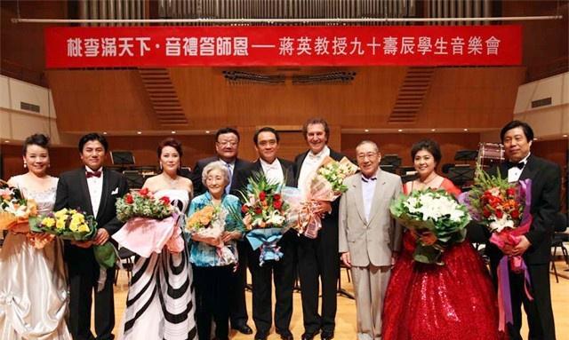 “钱学森夫人”蒋英葬礼，党旗盖身，许多学生前来送别恩师