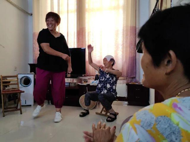 我在乡村蹦野迪，和七八十岁的老人一起