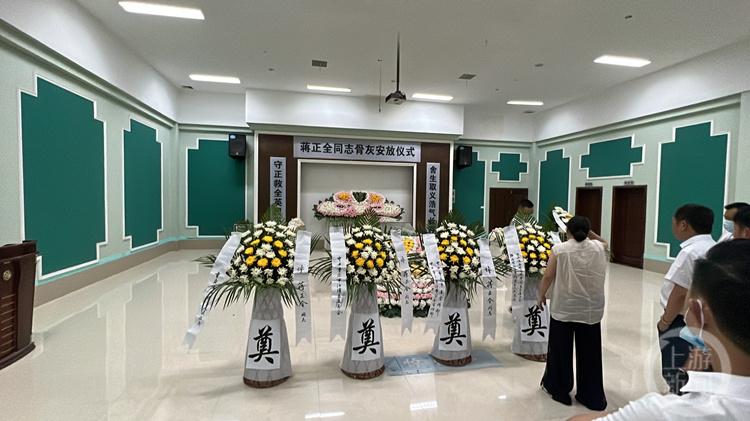 蒋正全同窗和发小泪洒殡仪馆是怎么回事?