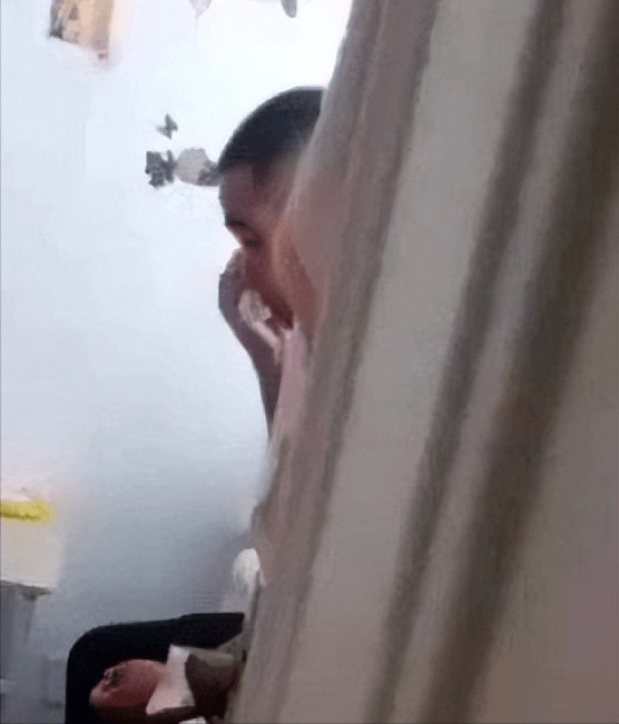 儿子上幼儿园老爸躲房间偷偷抹泪 妈妈：还看着儿子小时候照片