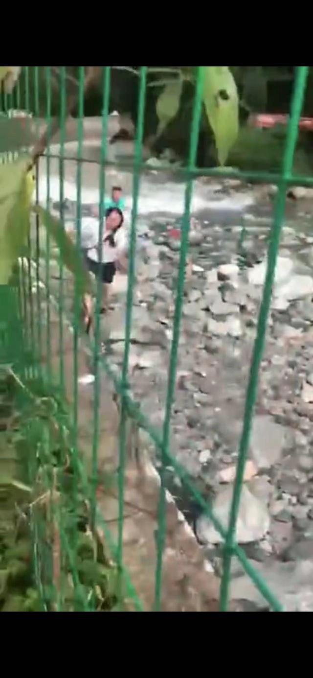 四川彭州发生山洪当地正开展救援 亲历者：从看到到山洪抵达只有几秒钟 丈夫孩子险些被水冲走