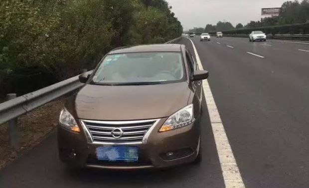 小夫妻高速上停车吵架，被处罚后感谢民警