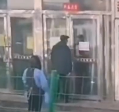 长春老人因不懂网络购菜，在超市门口哀求？当地回应