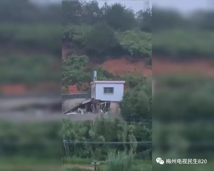 一栋两层楼房轰然倒塌，屋主为何能躲过一劫？