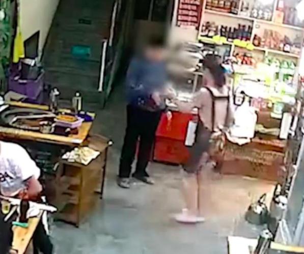 女生衣衫不整走进餐馆，女老板连忙帮遮挡：疑似精神障碍，同为女性很心疼，顾客均未拍照