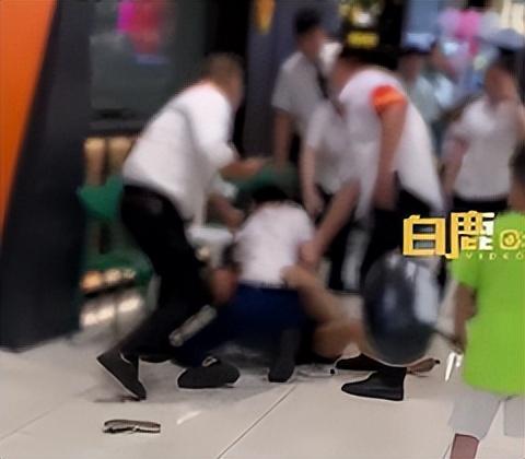 女子吃霸王餐被拦后猛踹店员，店员：女子父母称其患抑郁症