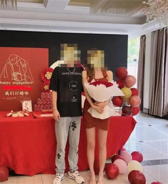 女子晒订婚照被造谣“8号技师”：网暴泛滥何解？