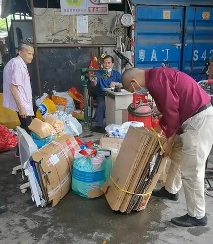 男子开豪车送母亲卖废品，来回搬运细心又耐心：豪车有价孝顺无价
